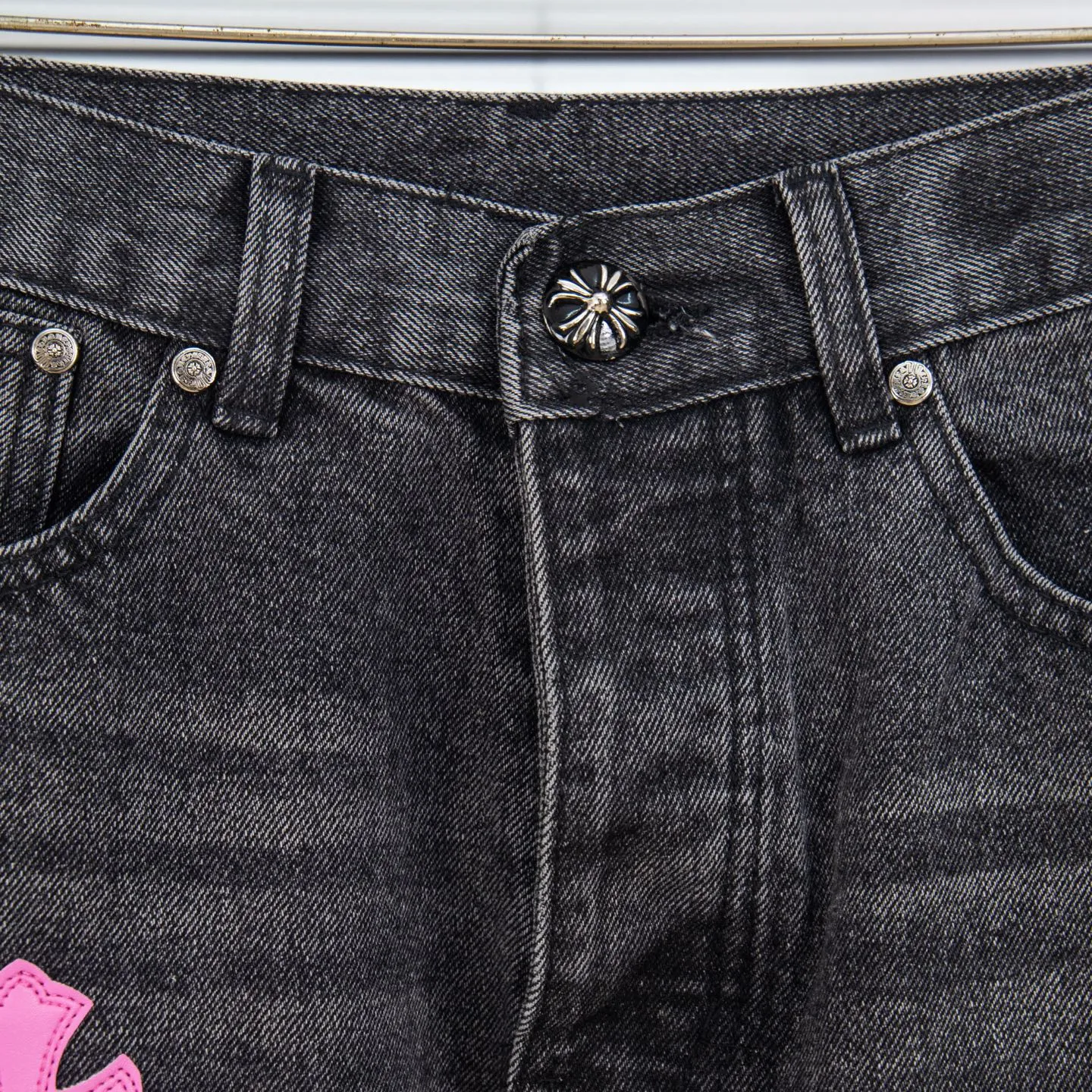 P260 Chrome Hearts Chrome Hearts Jeans Purple Matty Boy Sex Records Rivet Style Work Jeans CH Jeans need to be disassembled and washed before being dismantled and hand-stitched with sheepskin cross leather and then spliced ​​together to complete. The whole piece has too many craftsmanship to explain. The cabinet price is 16W+ level, patchwork cross pattern embellishment, high-waisted washed jeans! ! Absolutely high-end luxury products, 8W+ level god-level items, super popular products, made with top heavy industry, a magic weapon that cannot be missed. About Kroxin This is an extremely luxurious fashion brand, which can also be called the aristocrats of the high street. It has always been an exclusive brand for some hipsters or rich second generation. Compared with ordinary high streets, it is more luxurious and noble. Compared with luxury brands, it has a more fashionable personality and has always been a brand that I have a special liking for. Style number: 1761# Size: 28 30 32 34 36